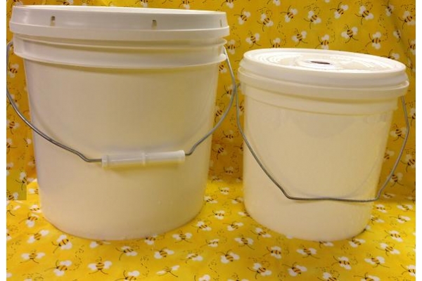 2 Gallon Bee Feeder Pail & Lid | Betterbee